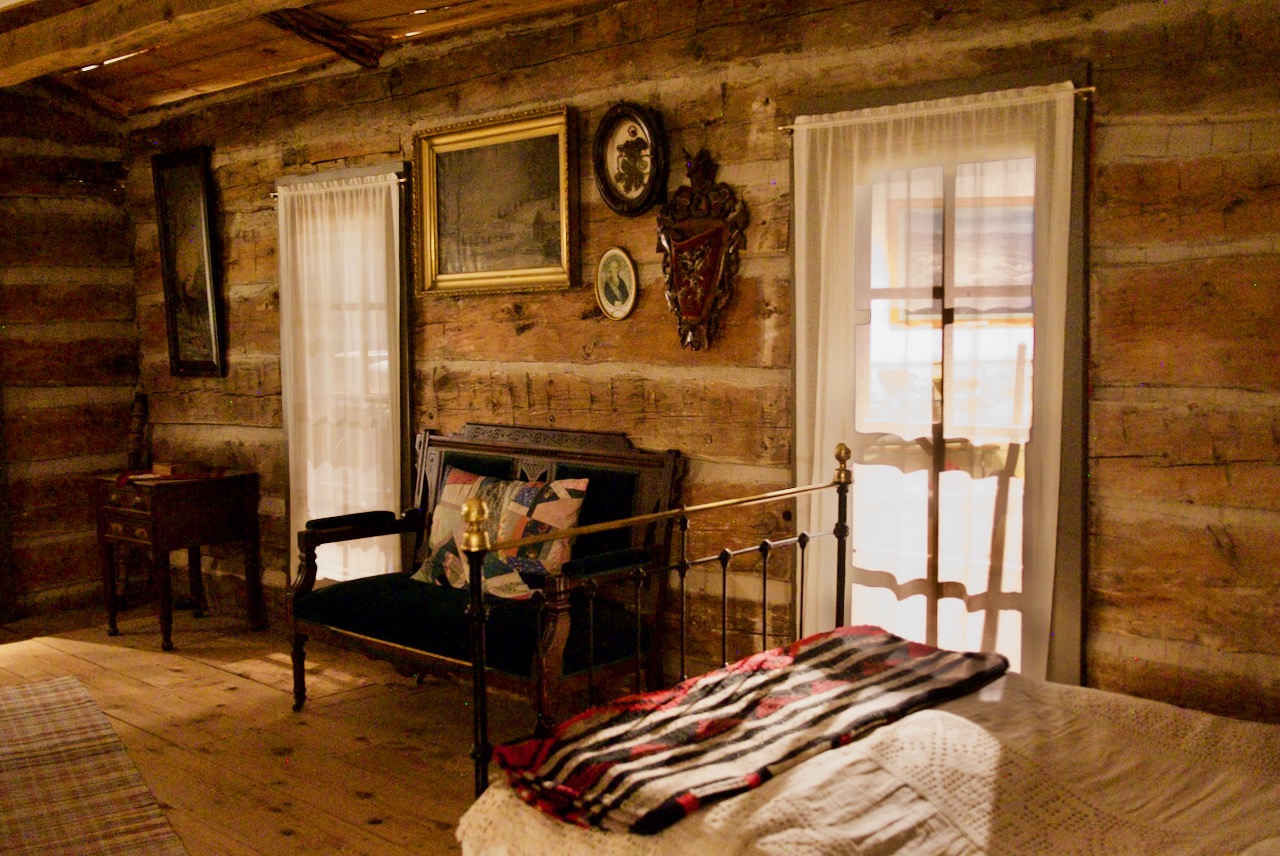larger version of photo interior of homesteader cabin